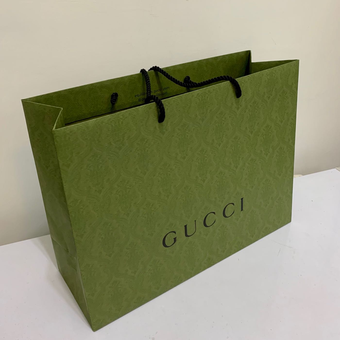 GUCCI 全新高質感草綠色墨綠色滿版浮雕印花圖騰硬挺紙袋包購物包提袋揹 