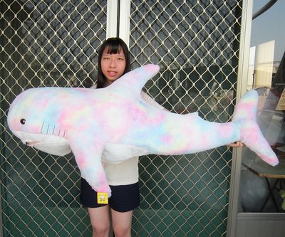海洋生物 鯊魚 彩色鯊魚 娃娃 玩偶 長135公分 鯊魚大玩偶 鯊魚大娃娃 生日/情人禮物