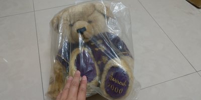 Harrods 哈洛氏～經典聖誕年度熊2000 Merlin 泰迪熊～衣服褪色由藍變深紫