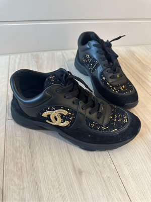 Chanel 香奈兒 女款 爆款黑色拼接 金色logo 休閒鞋 運動鞋 96 新，僅短暫使用、外觀完好  size 39.5  原價4萬購入 特價出售