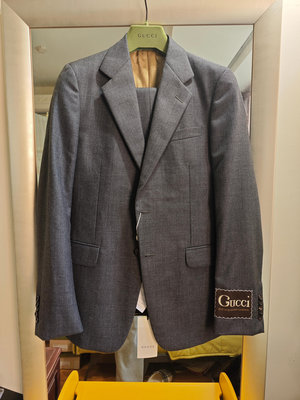 GUCCI全新真品瑞士製鐵灰色純羊毛成套西裝(46號)-2.3折出清(不議價商品)