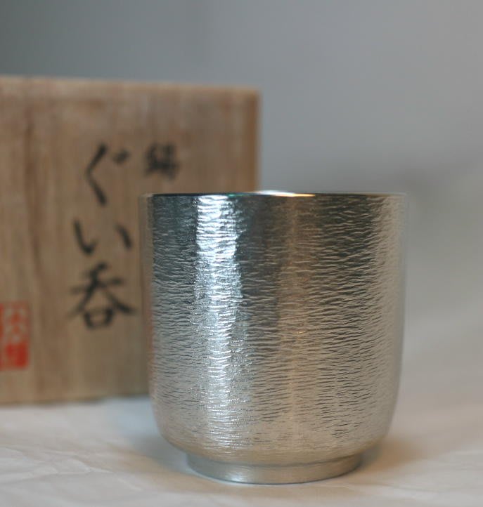 令和記念☆非売品未使用☆大阪錫器　銀製平盃木箱に傷外箱に汚れがあります