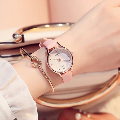 新款手錶女 百搭手錶女KEZZI手錶糖果色小錶盤學生手錶皮帶石英鑲鉆刻度小錶盤手錶女款