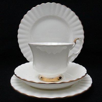 小 西 洋 ☪ ¸¸.•*´¯` 英國製Royal Albert皇家亞伯特Val D'or系列純白重金四件式咖啡杯&amp;盤