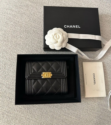 全新品 專櫃購入  香奈兒 全配 Chanel 系列BOY  女款 黑金 三折短夾  爆款 荔枝皮 牛皮 小皮夾 現貨