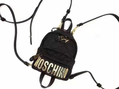 Moschino 經典菱格紋 燙金 LOGO MiNi 迷你款後背包，也可側背 //斜背//背帶可以自行調整 ～非常實用?