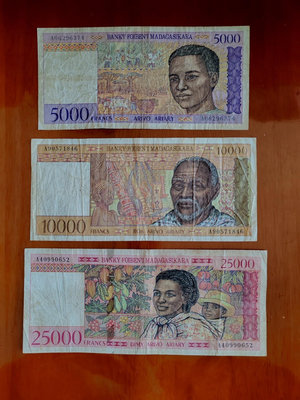 出來自馬達加斯加的法郎紙幣，包括5000、10000和250