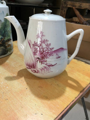 民國時期的胭脂紅山水風光茶壺、有兩個細紋、圖上可見、高15公