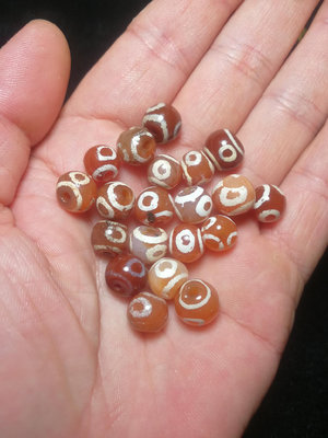 西亞千年紅玉髓鑲蝕珠共19顆，顆顆包漿油潤，風化自然細膩，顆