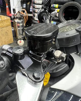 駿馬車業 BWS125 BWSR 改 DRG 透明油杯主缸 外露把手都可以安裝 油缸 總泵 SYM 正廠零件