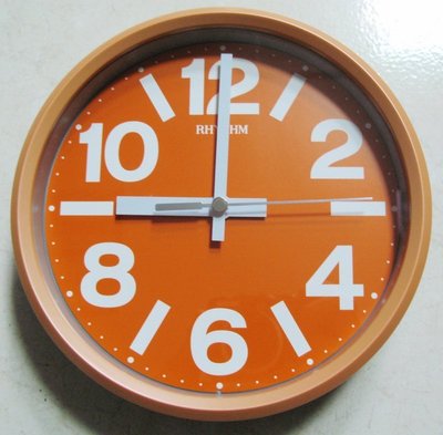 【神梭鐘錶】RHYTHM CLOCK 日本麗聲粉鮮橘色大數字刻劃靜音座掛兩用石英圓掛鐘.座鐘 型號：CMG890GR14