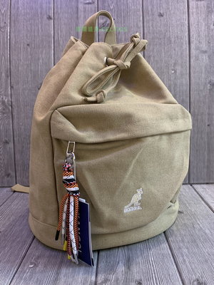 塞爾提克~英國 袋鼠 KANGOL 水桶包 後背包 棉質帆布 大容量設計 電繡袋鼠標~卡其色