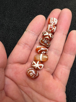 西亞千年紅玉髓鑲蝕珠共8顆，顆顆包漿油潤，風化細膩，品相完美