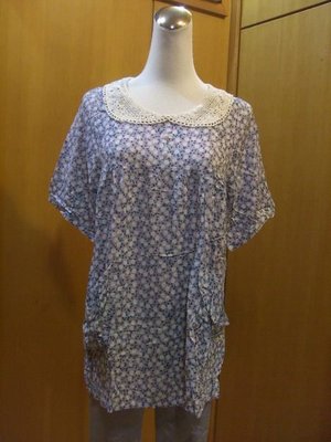 3【Betty's 貝蒂思】全新藍印花小圓領布蕾飾口袋涼感嫘縈短袖襯衫~M