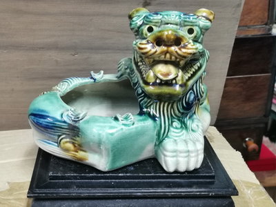 收藏台灣早期"鶯歌陶瓷"所製作的彩獅菸灰缸,漂亮獨特喔!