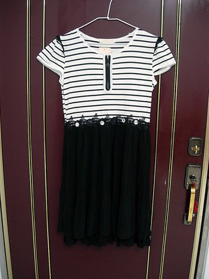 《烤焦麵包小鋪》全新休閒俏麗白色條紋黑色百褶裙短袖洋裝