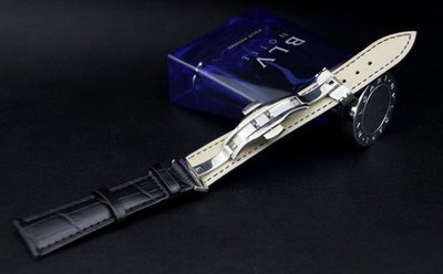 22mm黑色可替代浪琴.... 紳士風格原廠錶帶,鱷魚皮紋真皮錶帶,方便雙按式不鏽鋼蝴蝶彈扣