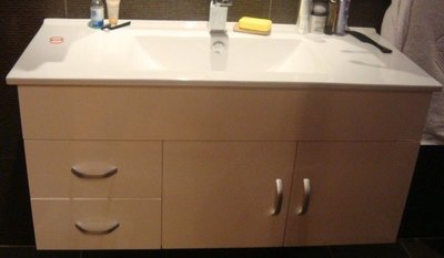 FUO 衛浴: 100公分  PVC防水 鋼琴白色  陶瓷面盆浴櫃組(含龍頭,鏡子,置物邊櫃) (2053) 預訂!