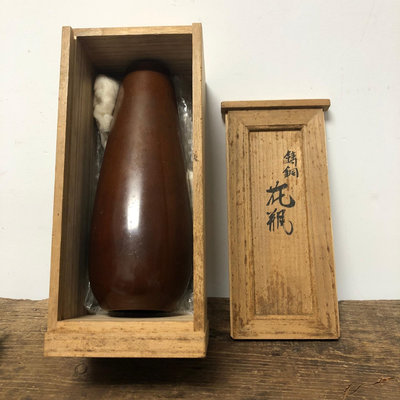 日本老銅花瓶 品相完整帶木盒 色澤很潤 厚重 年代物品難免哪