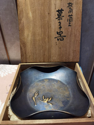 日本浮雕蘭花銅缽 玉川堂 銅果子缽蘭花圖案品相佳帶原木