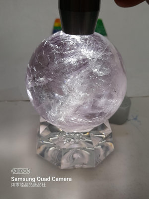 柒零陸晶品//天然帶彩虹光紫色阿賽斯特萊(稀有高階能量石)64mm水晶球(A662)重量約:364g**附壓克力底座**