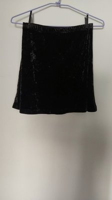 （出清價 ) 法國品牌 Etincelle Couture 法國製造，黑絲絨俏麗短裙，尺寸法國2碼，有彈性，原是跟圖五配套。一起買再打9折。