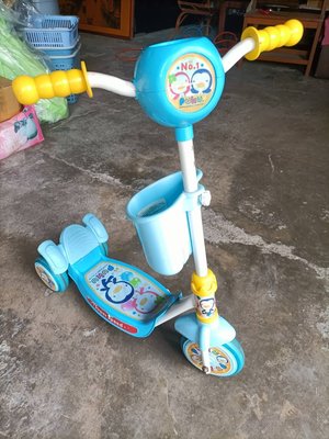 【銓芳家具】PUKU 藍色企鵝 滑板車 三輪車 可愛Ｑ版後煞車滑板車 安全煞車控制 置物籃 靜音輪胎