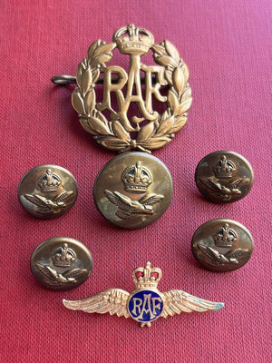 英國皇家空軍帽徽、軍裝紐扣、鍍金琺瑯飛行徽章