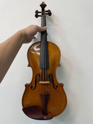 83號 ［舒音進口提琴］歐洲真捷克古琴至少50年以上古董4/4小提琴，已經請大師完全整理到非常優質的狀況，音質細膩，孔內有仿意大利標，有英文註明捷克製
