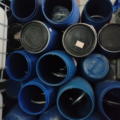 二手160升塑料桶大口帶鐵箍法蘭桶藍色化工原料膠桶避光桶靚桶大優惠