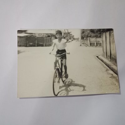 早期街道騎腳踏車老照片
