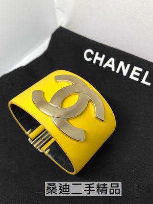 CHANEL 黃色皮革金色金屬雙C大LOGO寬版手環 M號