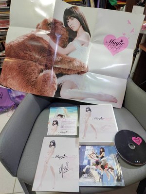 物況佳 網拍唯一 收藏絕版 音樂專輯 王心凌 簽名 CYNDI magic CD配件全 書房