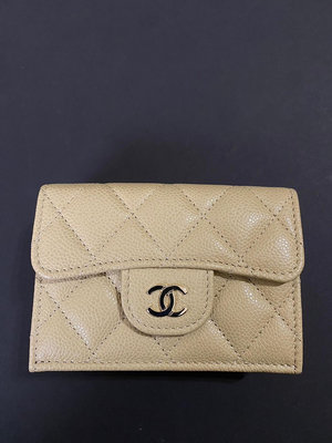 Chanel AP0230，米色荔枝皮金釦 mini 三折短夾。