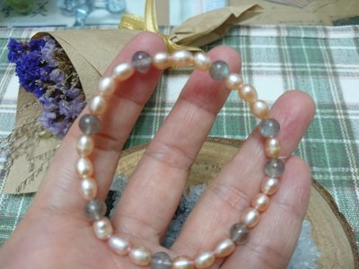 天然藍暈拉長石 粉色小米狀珍珠手珠手排
