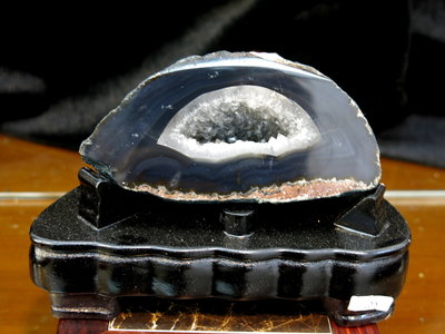 [[晶晶洞洞]]原皮巴西瑪瑙白水晶洞.重0.85公斤