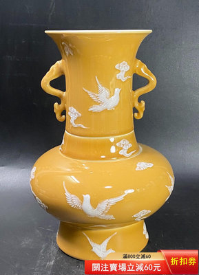 二手 567陶瓷藝術色釉堆白類  全手工雞油黃釉堆白雙耳和平鴿四層 古玩 雜項 擺件【富榮】