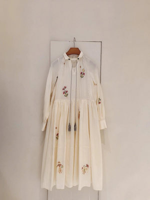 🌸Angela🌸溫柔系凡爾賽裙子設計師款女裝小眾法式復古米白色刺繡連衣裙 (231102)