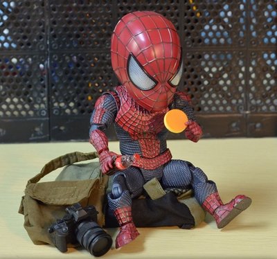 鋼鐵人 + 蜘蛛人 兩款 MARVEL 全身關節可動 另外加贈滑板、筆電、單眼相機、可樂、滑板及多樣配件