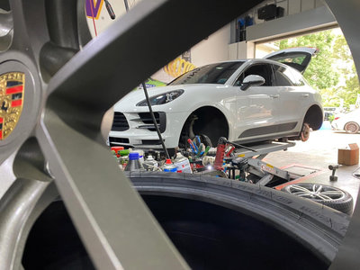 Porsche Macan 安裝21吋GT鍛造圈胎+GATTO懸吊+車內照明改白光+金屬煞車油門踏板+黑色尾飾管