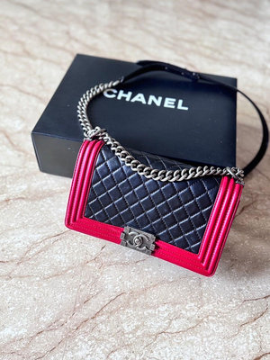 香奈兒  超美 限量 Chanel Boy25  黑紅配色 鏈條包 翻蓋 仿舊銀扣設計 配件：保卡 17開、盒子、防塵套   皮革正常使用痕跡