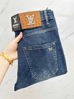 LV 官網專柜同步有售，，超級有范兒的一款牛仔褲，定制水洗牛仔面料，獨特設計，頂級印花工藝字母圖案logo， NO66177