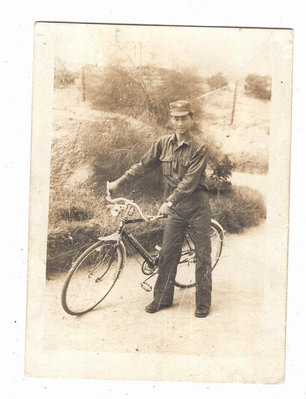光復初~TW─民國60年代、阿兵哥騎著腳踏車、彰化縣鹿港鎮居民阿兵哥軍人、腳踏車前面有人力發電的電燈頭