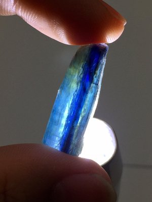 【Texture & Nobleness 低調與奢華】精品礦區 原礦 標本 -皇家藍藍晶石 雙色藍晶石- 28.3克拉