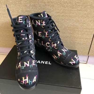 Chanel 香奈兒 塗鴉字母短靴