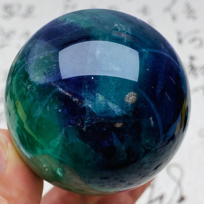 【二手】B540天然螢石水晶球紫綠螢石球，晶體通透螢石原石打磨綠色水 水晶 擺件 天然【十大雜項】-1608