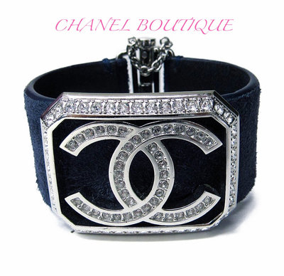 香奈兒logo水鑽 深藍色麂皮牛皮手鐲手環Chanel bangle cuff 超美的幾何立體3D結構 銀色滿鑽 15.5公分 vintage 復古風格 免運費