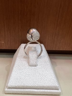 13mm天然日本南洋珠珍珠鑽石戒指，珍珠漂亮光彩耀眼，雙色超特別黑珍珠，超值優惠價68800元，搭配高等級設計戒台獨特性高立體流線型設計