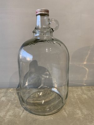 ［老東西］早期國外玻璃瓶，容量約4.5公升，完整無缺，保存乾淨，蓋口緊實（旋蓋）。 高約31公分，安全起見只接受宅配配送