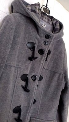 經典灰色牛角釦毛料保暖連帽長版外套(3-1)